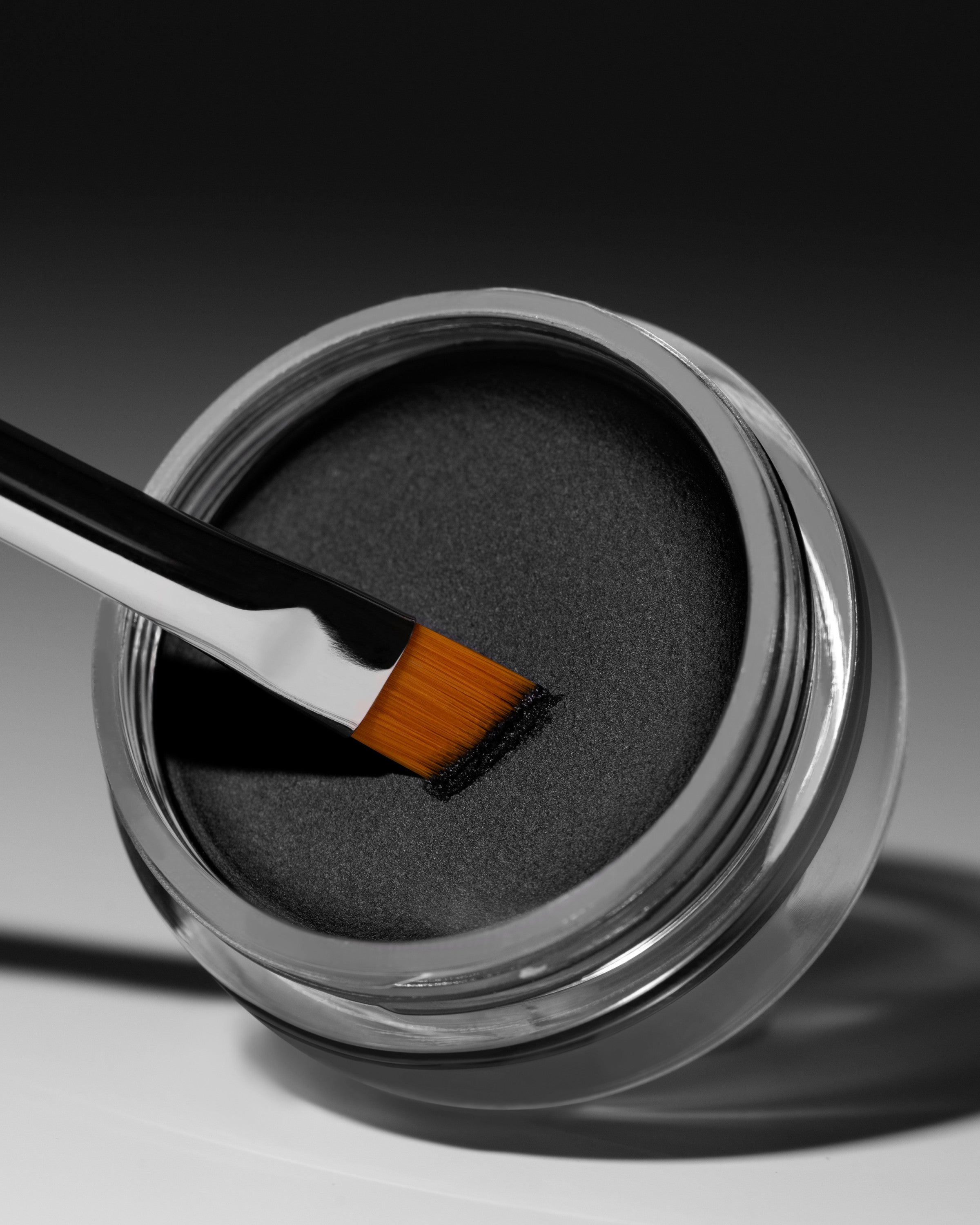 ინგლოტი-ს კრემისებრი თვალის ლაინერი