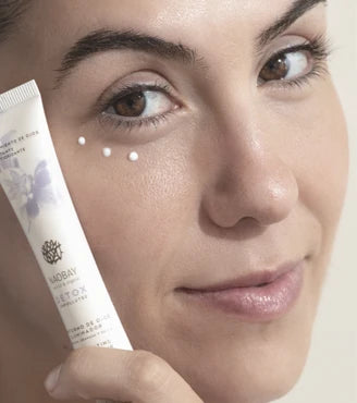 Detox Illuminating Eye Cream Application