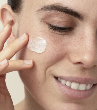 Detox Hydrating Facial Exfoliator Application
