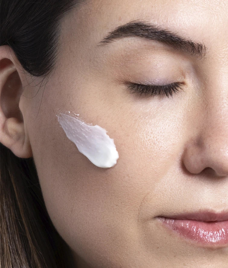 Application of Detox Oxygenating Light Cream